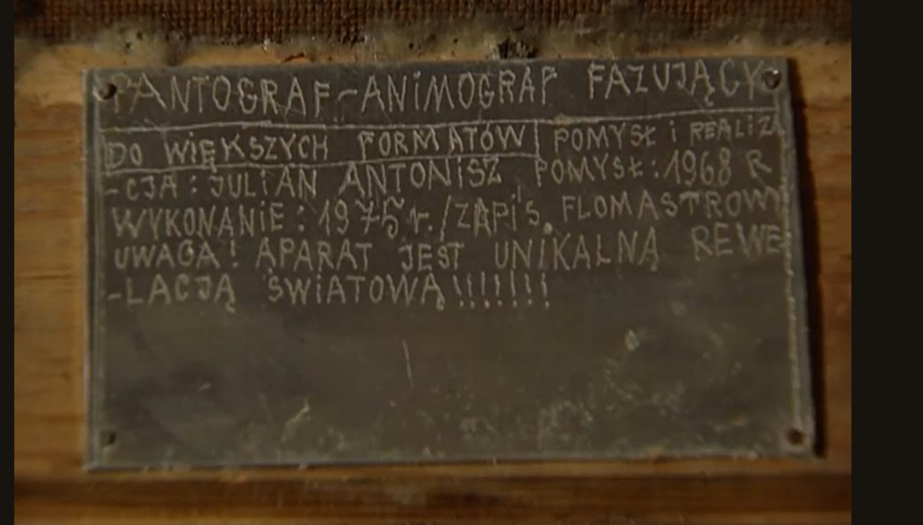 Antoniszograf_tabliczka.png