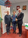 Wręczenie umowy nowym Beneficjentom przez reprezentanta Zarządu Wojew&oacute;dztwa Ł&oacute;dzkiego.