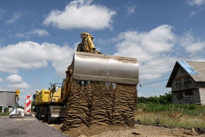Półmetek prac przy modernizacji drogi wojewódzkiej w Nowych Grudzach i Gzince