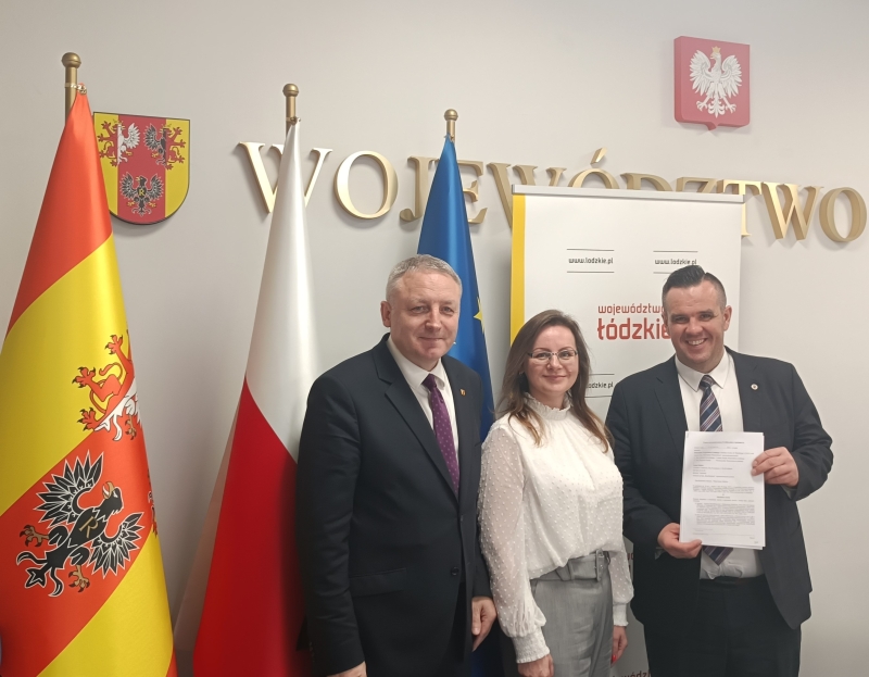 Wręczenie umowy nowym Beneficjentom  pomocy przez  reprezentanta Zarządu Województwa Łódzkiego - Pana Andrzej  Górczyńskiego.