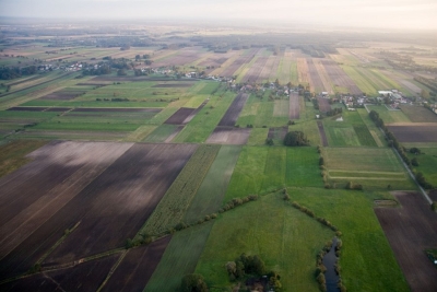 Żytowice. Gospodarstwo rolne – ośrodek hodowli koni. Widok na panoramę okolicy z lotu ptaka.