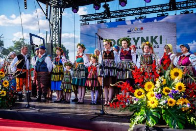 Dożynki Województwa Łódzkiego: tłumy mieszkańców, mnóstwo wystawców, wyjątkowa strefa dla dzieci i zespoły ludowe