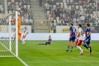 Piłka nożna. Rycerze upokorzyli Królową. Festiwal goli i kołyska na Stadionie Króla