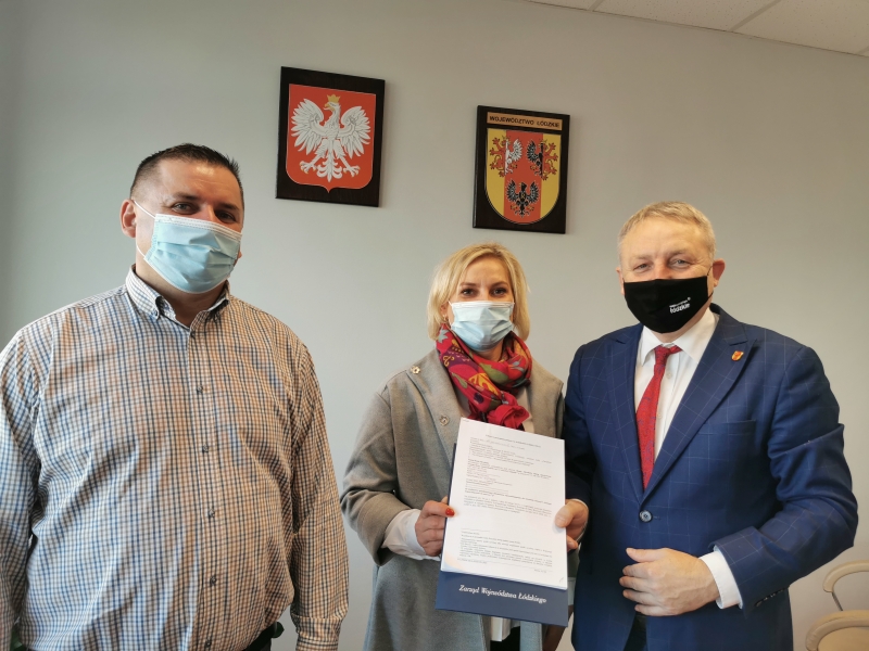 Pan Andrzej Górczyński - Członek Zarządu Województwa Łódzkiego wręcza egzemplarz umowy o przyznaniu pomocy Beneficjentowi pomocy.