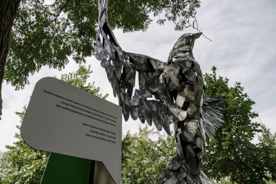 Rzeźba „Emisariusz globalnego pokoju” odsłonięta w Manufakturze