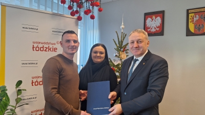 Przekazanie umowy Beneficjentom pomocy przez Andrzeja Górczyńskiego - Członka Zarządu Województwa Łódzkiego 