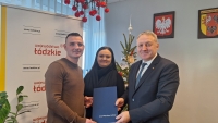 Przekazanie umowy Beneficjentom pomocy przez Andrzeja G&oacute;rczyńskiego - Członka Zarządu Wojew&oacute;dztwa Ł&oacute;dzkiego 