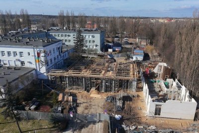 Szpital w Zgierzu zmienia się dla pacjent&oacute;w. Powstają nowe sale operacyjne i oddziały