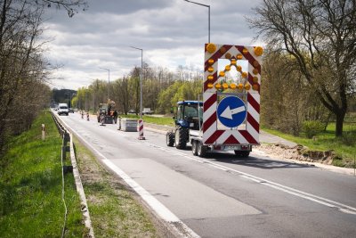 Będzie bezpieczniej&nbsp; na trasie Drużbice &ndash; Czarny Las. Trwa modernizacja drogi wojew&oacute;dzkiej 485