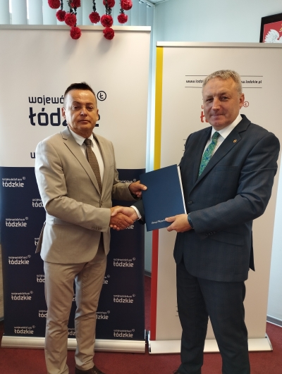 Wręczenie umowy Beneficjentowi przez reprezentanta Samorządu Wojew&oacute;dztwa Ł&oacute;dzkiego.