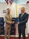 Wręczenie umowy Beneficjentowi przez reprezentanta Samorządu Województwa Łódzkiego.