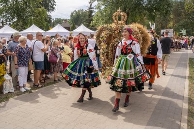 Łódzkie pełne tradycji. Jak wyglądały dożynki kiedyś, a jak dziś