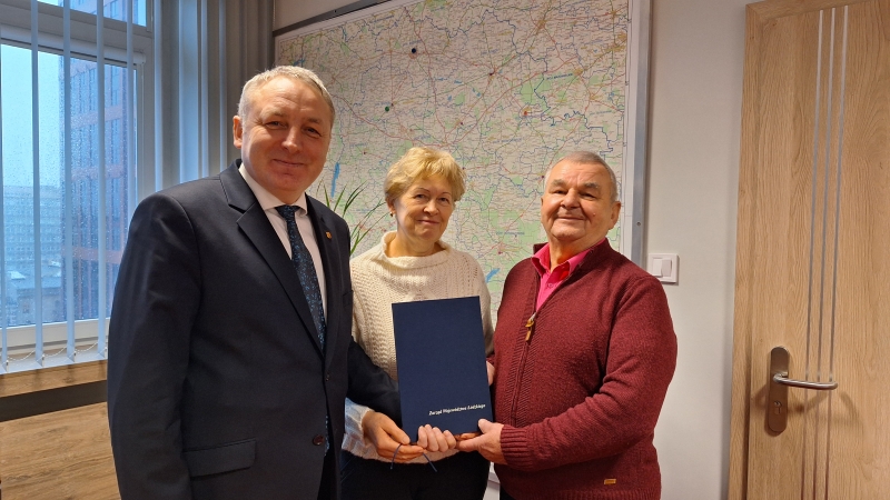 Wręczenie umowy Beneficjentowi przez reprezentanta Samorządu Województwa Łódzkiego.