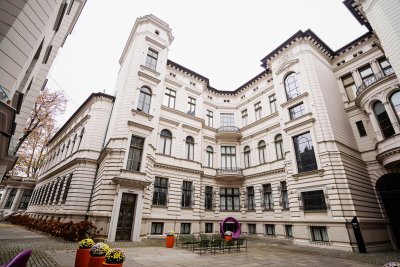 Artyści z różnych części świata obdarowują Muzeum Sztuki swoimi dziełami