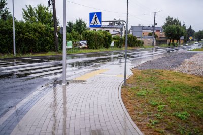 Bezpieczniej dla pieszych w Łasku – nowe chodniki i doświetlone przejścia