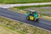 Nowy asfalt na Drodze Wojew&oacute;dzkiej &nbsp;704. Trwa modernizacja odcinka Łyszkowice &ndash; Kalenice