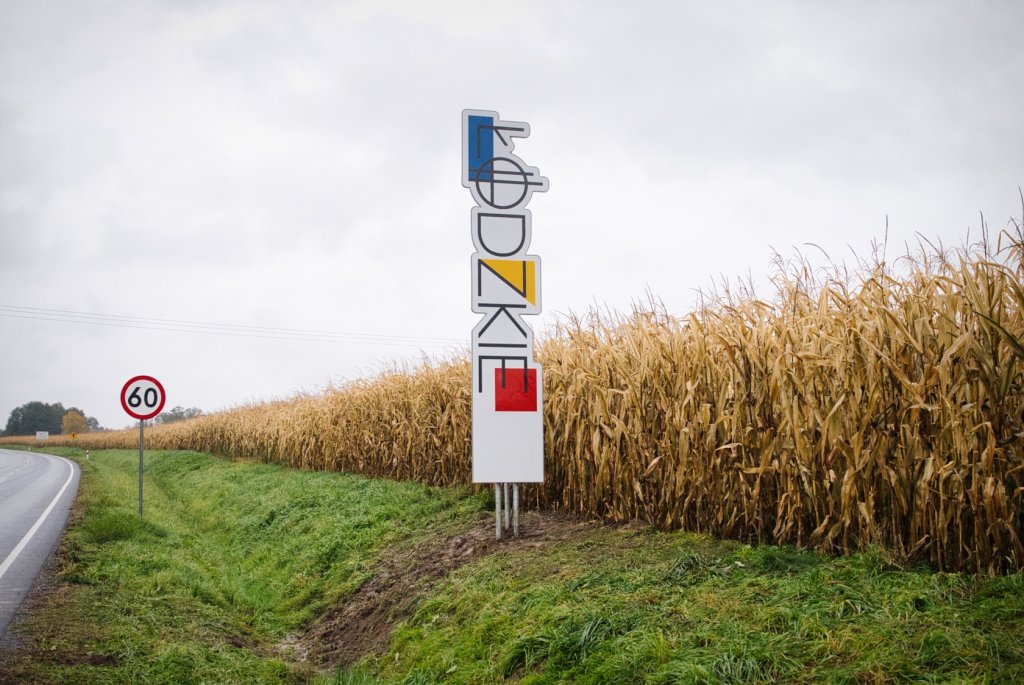 Dziesiąty witacz stanął na granicy Łódzkiego tuż obok malowniczego wjazdu przez zaporę na Jeziorsku.
